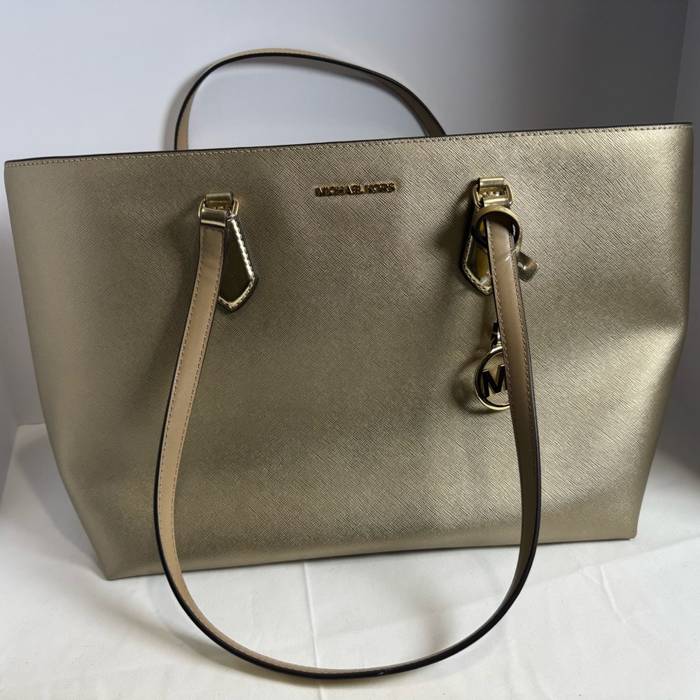 NWT ~ Michael Kors Large Sheila Tote Tech Friendly Bag Pale Gold